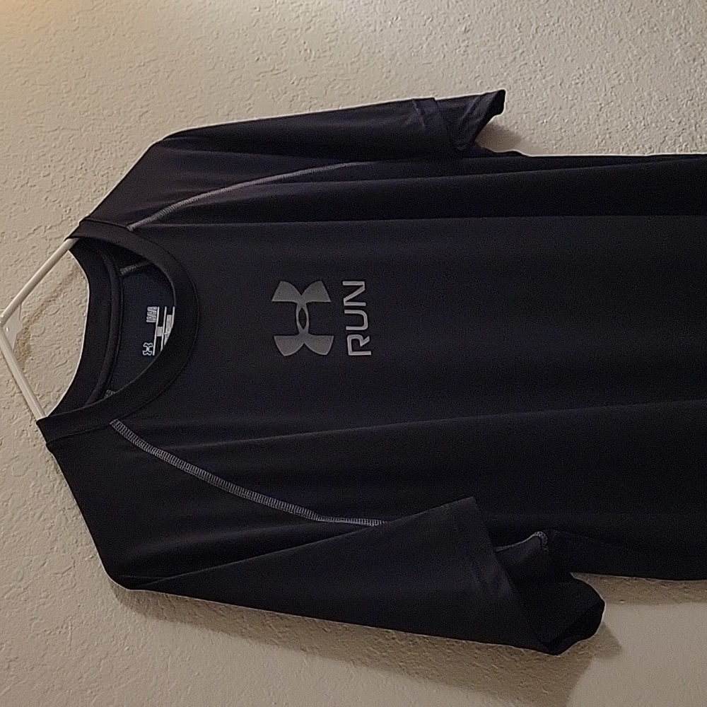 Under Armour Run Short Sleeve - Black - Large - Picture 2 of 15